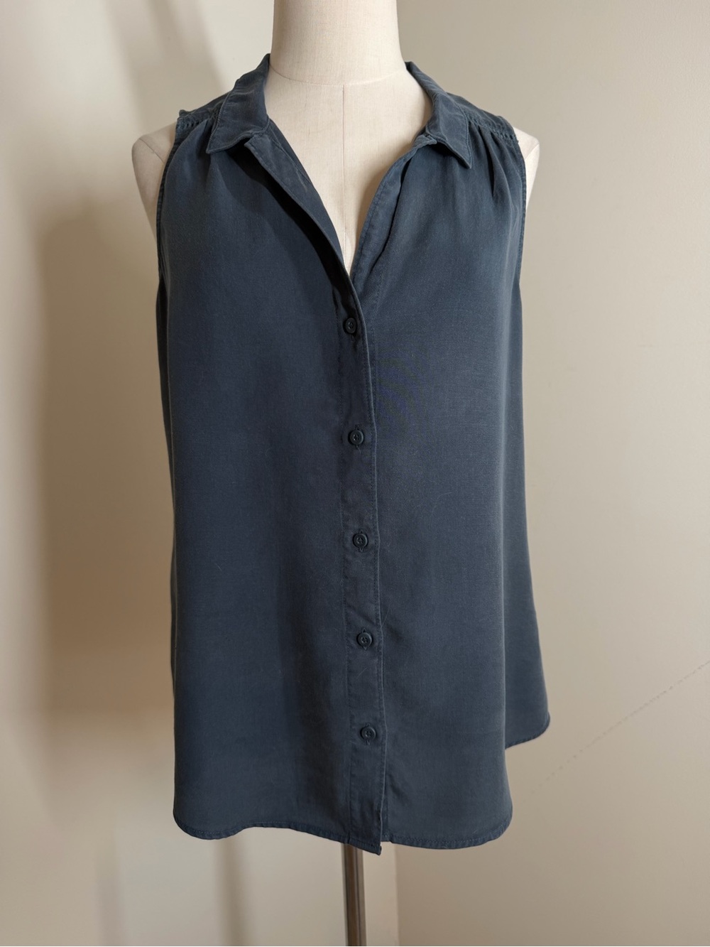 Anthropologie Cloth & Stone Dark Grey -SZ PS- Button-Front Sleeveless Blouse Top